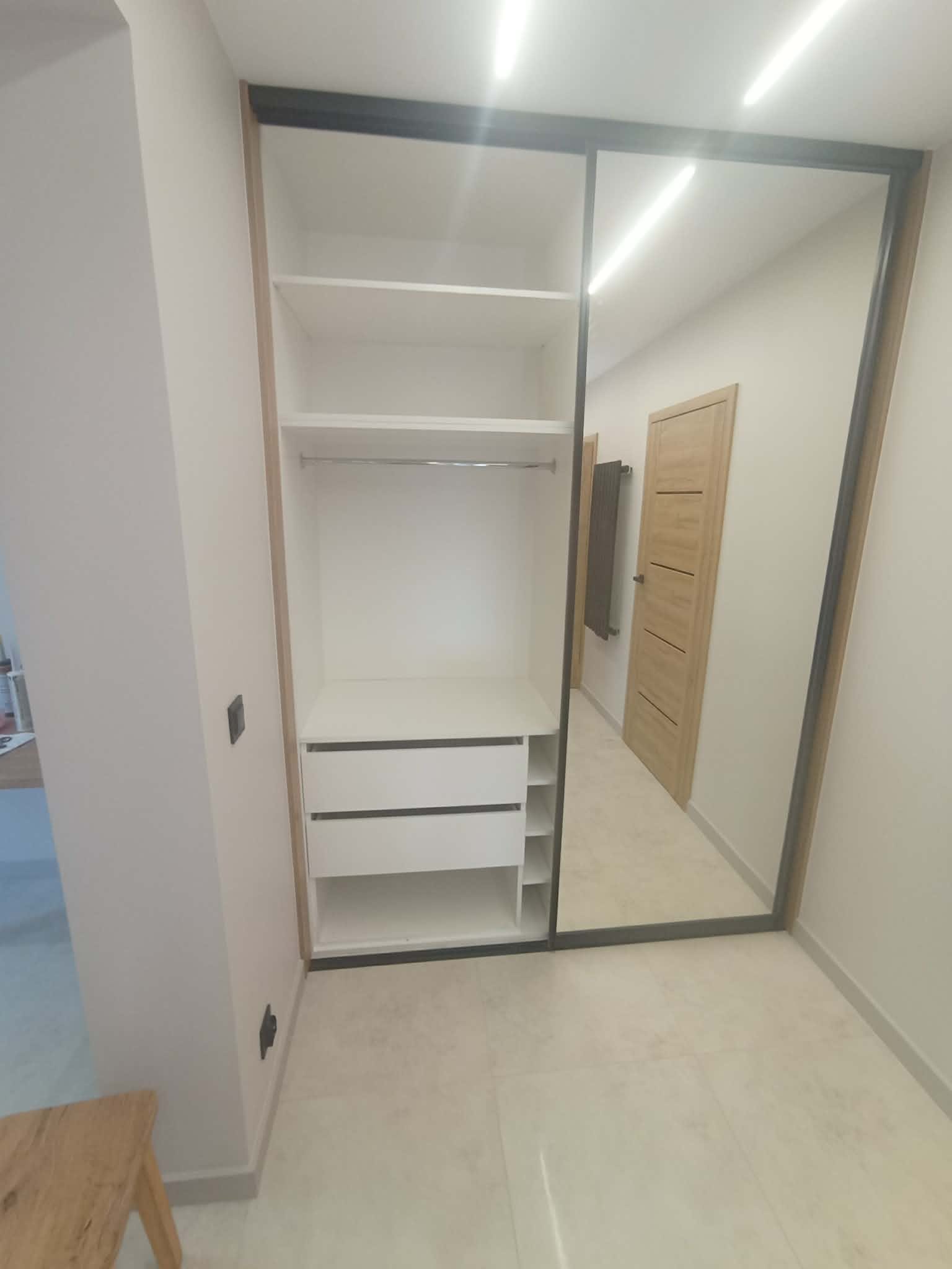 Szafa z lustrem i szufladami