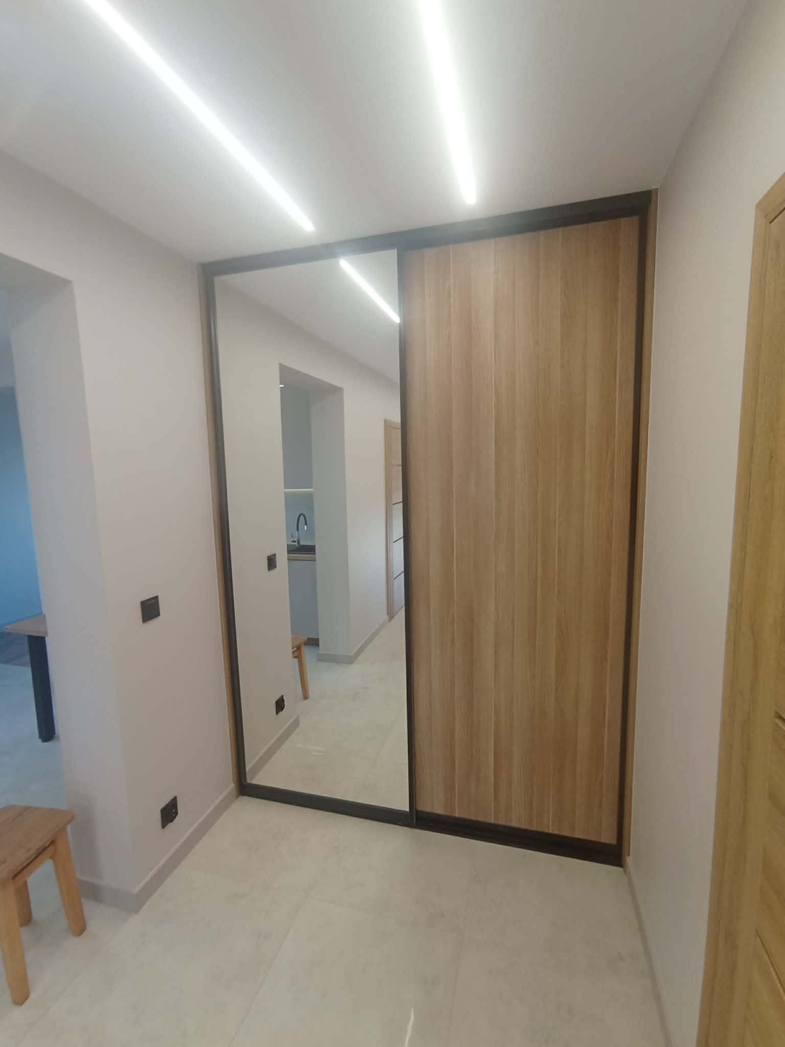 Szafa z lustrem i szufladami